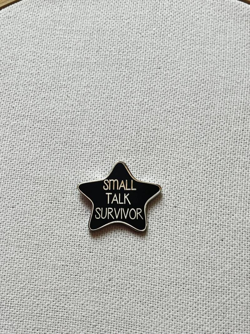 Stern Small Talk Survivor Metall Emaille Pin Anstecker Sternchen Spruch Anstecknadel Tasche Rucksack Abzeichen Accessoire Stern Small Talk Survivor Metall Emaille Pin Anstecker Sternchen Spruch Anstecknadel Tasche Rucksack Abzeichen Accessoire von CosyIslandLiving