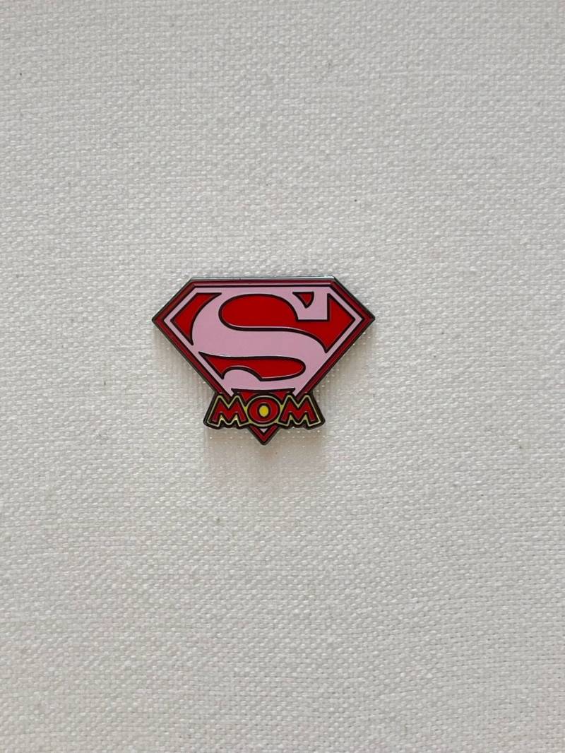 Super Mom Metall Emaille Pin Anstecker Einsetzenanstecknadel Tasche Rucksack Accessoire von CosyIslandLiving