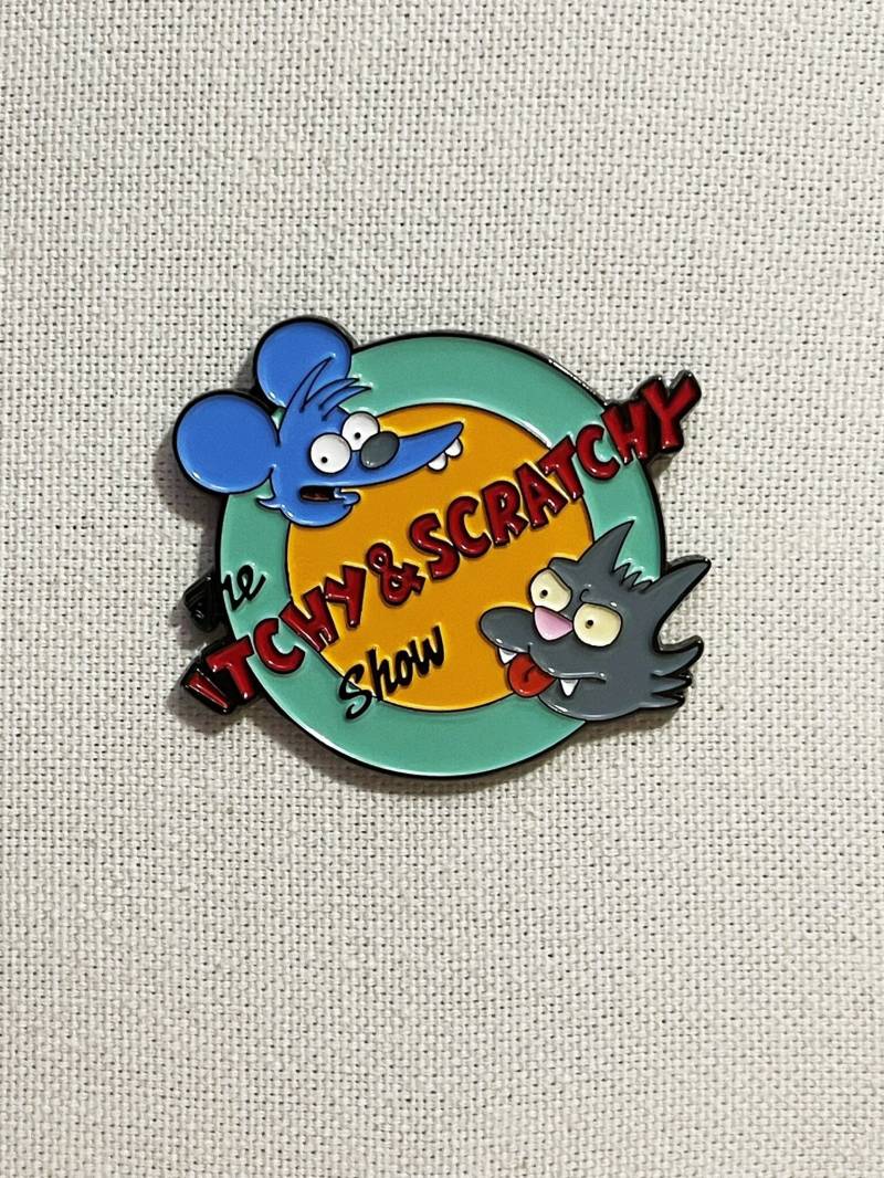 The Itchy & Scratchy Show Tv Die Simpsons Metall Emaille Pin Anstecker 90Er Jahre Cartoon Anstecknadel Tasche Rucksack Accessoire von CosyIslandLiving