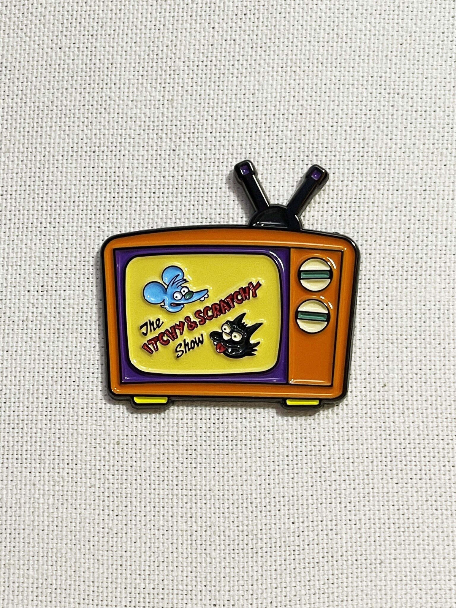 The Itchy & Scratchy Show Tv Vintage Die Simpsons Metall Emaille Pin Anstecker 90Er Jahre Cartoon Anstecknadel Tasche Rucksack Accessoire The Itchy & Scratchy Show Tv Vintage Die Simpsons Metall Emaille Pin Anstecker 90Er Jahre Cartoon Anstecknadel Tasche Rucksack Accessoire von CosyIslandLiving