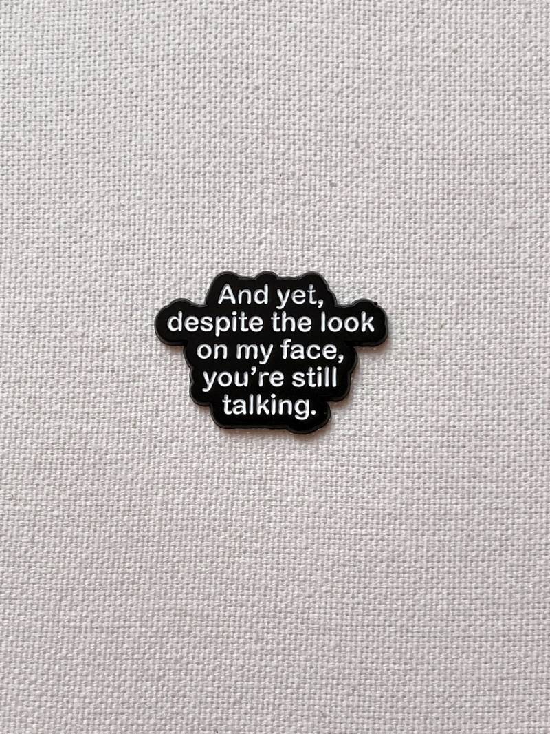 Und Doch Trotz Meines Gesichtsausdrucks Bist Du Immernoch Reden Metall Emaille Pin Anstecker Warnschild Humor Anstecknadel Rucksack Jacke von CosyIslandLiving