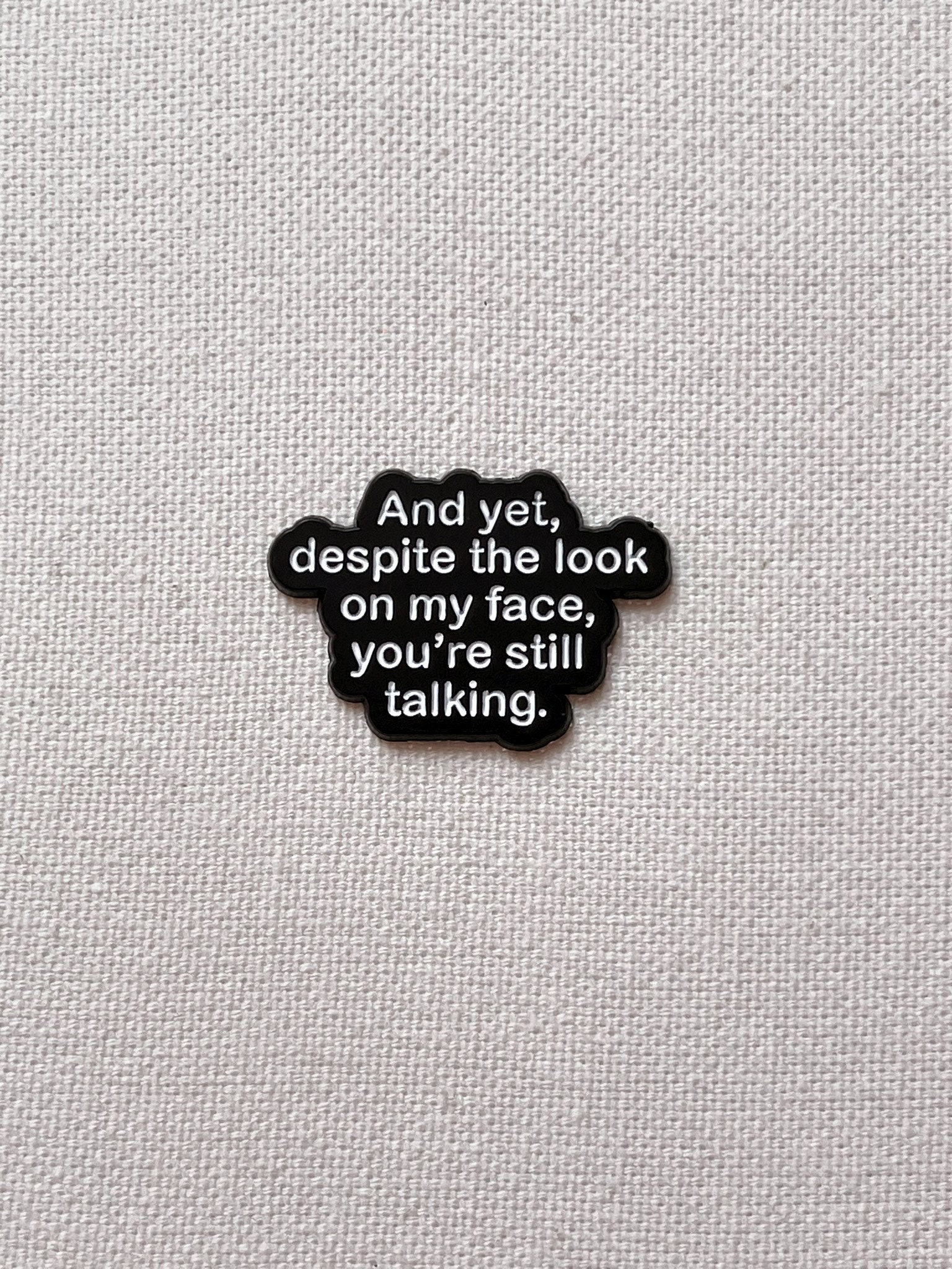 Und Doch Trotz Meines Gesichtsausdrucks Bist Du Immernoch Reden Metall Emaille Pin Anstecker Warnschild Humor Anstecknadel Rucksack Jacke Und Doch Trotz Meines Gesichtsausdrucks Bist Du Immernoch Reden Metall Emaille Pin Anstecker Warnschild Humor Anstecknadel Rucksack Jacke von CosyIslandLiving