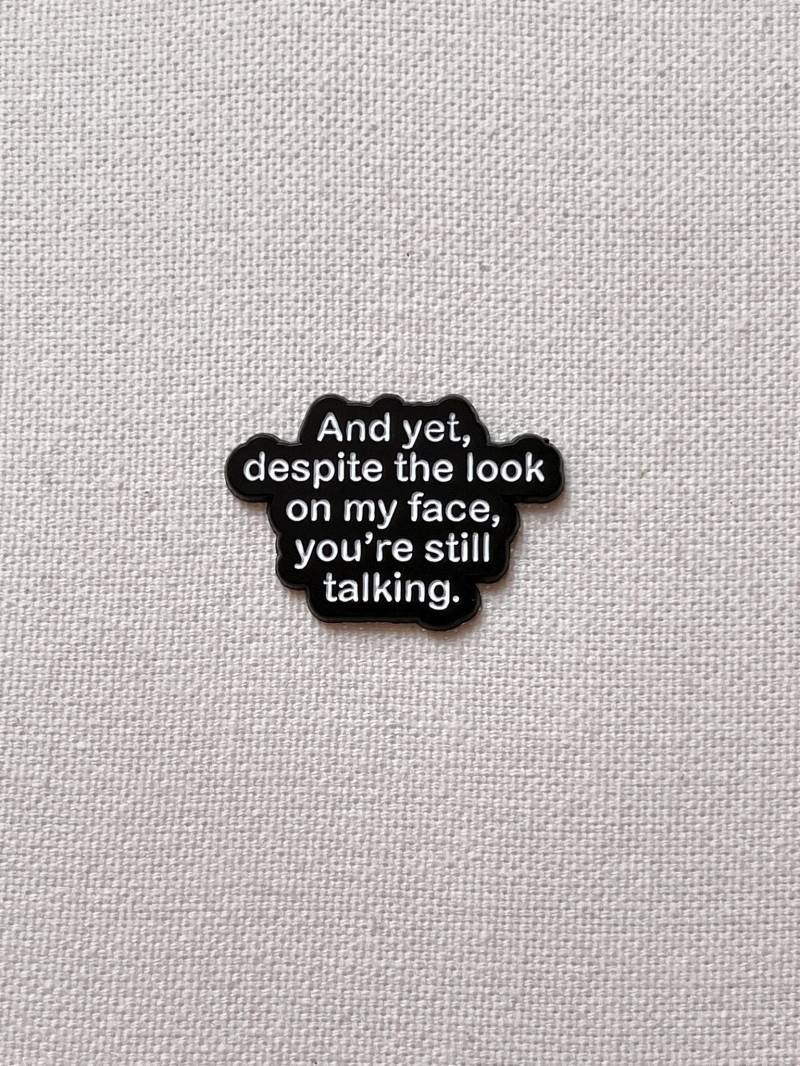 Und Doch Trotz Meines Gesichtsausdrucks Bist Du Immernoch Reden Metall Emaille Pin Anstecker Warnschild Humor Anstecknadel Rucksack Jacke Und Doch Trotz Meines Gesichtsausdrucks Bist Du Immernoch Reden Metall Emaille Pin Anstecker Warnschild Humor Anstecknadel Rucksack Jacke von CosyIslandLiving