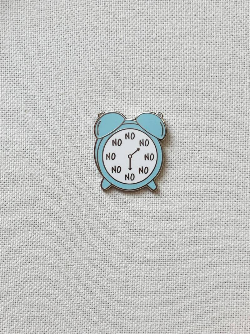 Vintage Analog Wecker Metall Emaille Pin Anstecker Retro Uhr Anstecknadel Tasche Rucksack Accessoire von CosyIslandLiving