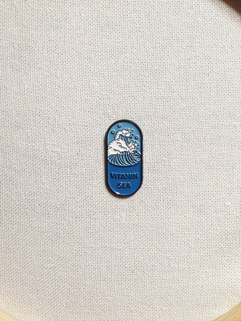 Vitamin Sea Metall Emaille Pin Anstecker Stellen Meer Welle Anstecknadel Tasche Rucksack Abzeichen Accessoires Vitamin Sea Metall Emaille Pin Anstecker Stellen Meer Welle Anstecknadel Tasche Rucksack Abzeichen Accessoires von CosyIslandLiving