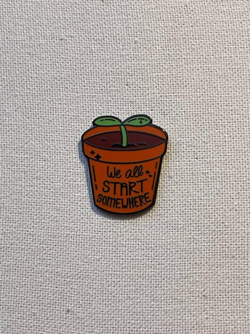 We All Start Somewhere Metall Emaille Pin Anstecker Blumentopf Herstellen Keimling Anstecknadel Tasche Rucksack Badge Accessoire We All Start Somewhere Metall Emaille Pin Anstecker Blumentopf Herstellen Keimling Anstecknadel Tasche Rucksack Badge Accessoire von CosyIslandLiving