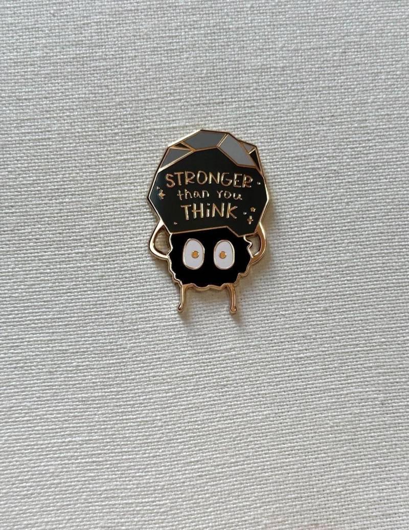 stärker Als Ihr Denkt Ruß Sprites Rußmännchen Susuwatari Kobold Metall Emaille Pin Anstecker Jacke Tasche Rucksack Accessoires von CosyIslandLiving