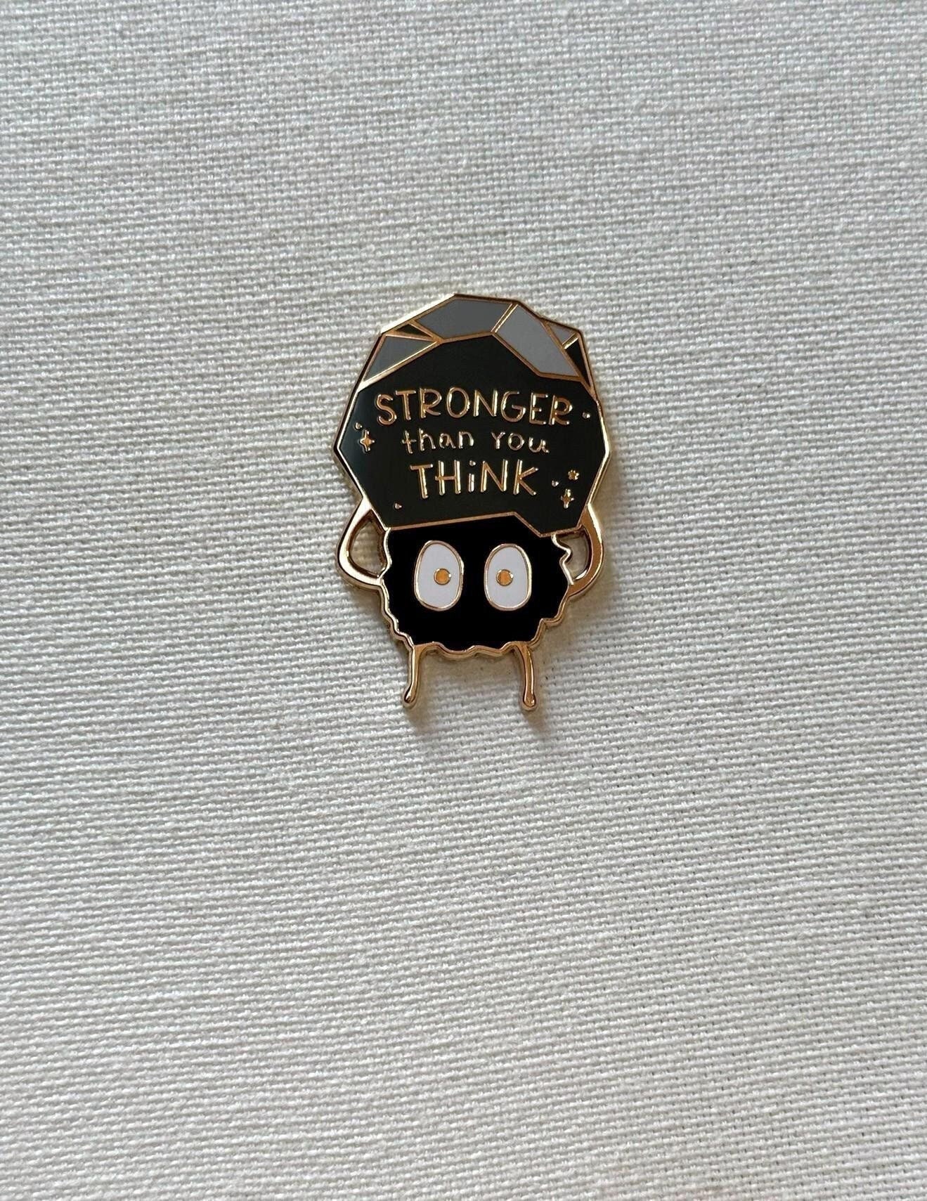 stärker Als Ihr Denkt Ruß Sprites Rußmännchen Susuwatari Kobold Metall Emaille Pin Anstecker Jacke Tasche Rucksack Accessoires stärker Als Ihr Denkt Ruß Sprites Rußmännchen Susuwatari Kobold Metall Emaille Pin Anstecker Jacke Tasche Rucksack Accessoires von CosyIslandLiving