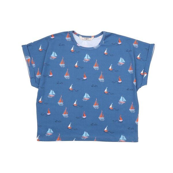 Cotokids Kinder T-Shirt GOTS-zertifiziert aus Bio-Baumwolle, blau mit Segelboot-Allover – Walkiddy, weich, hautfreundlich, maritim, nachhaltig & fair produziert von Cotokids