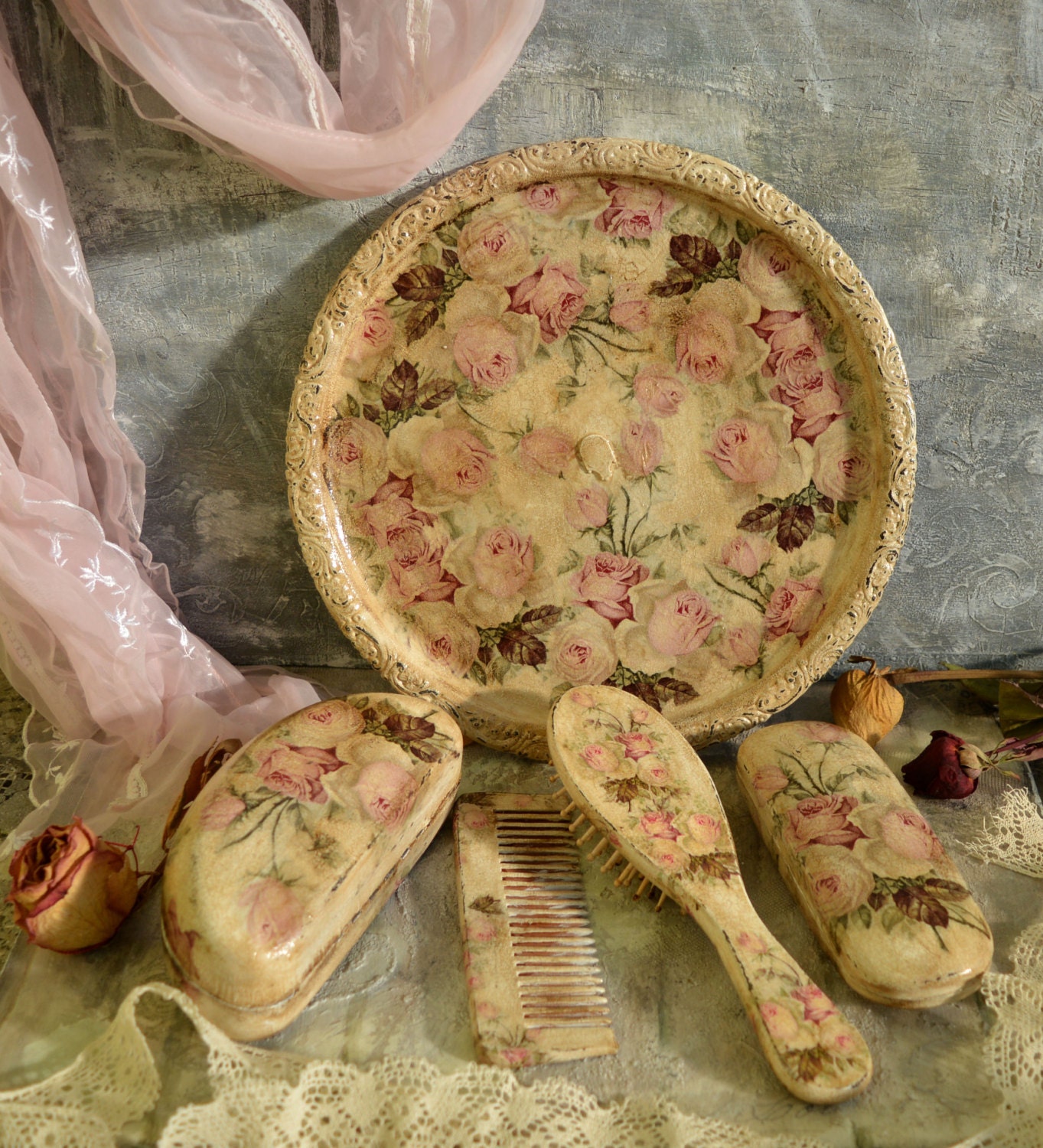 Vintage Tief Rosa Rosen Set, Geschenk Für Sie, Metall Tablett, Holzkamm, Haarbürste, Brillenetui, Sonnenbrillenetui, Personalisiertes Geschenk Vintage Tief Rosa Rosen Set, Geschenk Für Sie, Metall Tablett, Holzkamm, Haarbürste, Brillenetui, Sonnenbrillenetui, Personalisiertes Geschenk von CottageVintageShabby