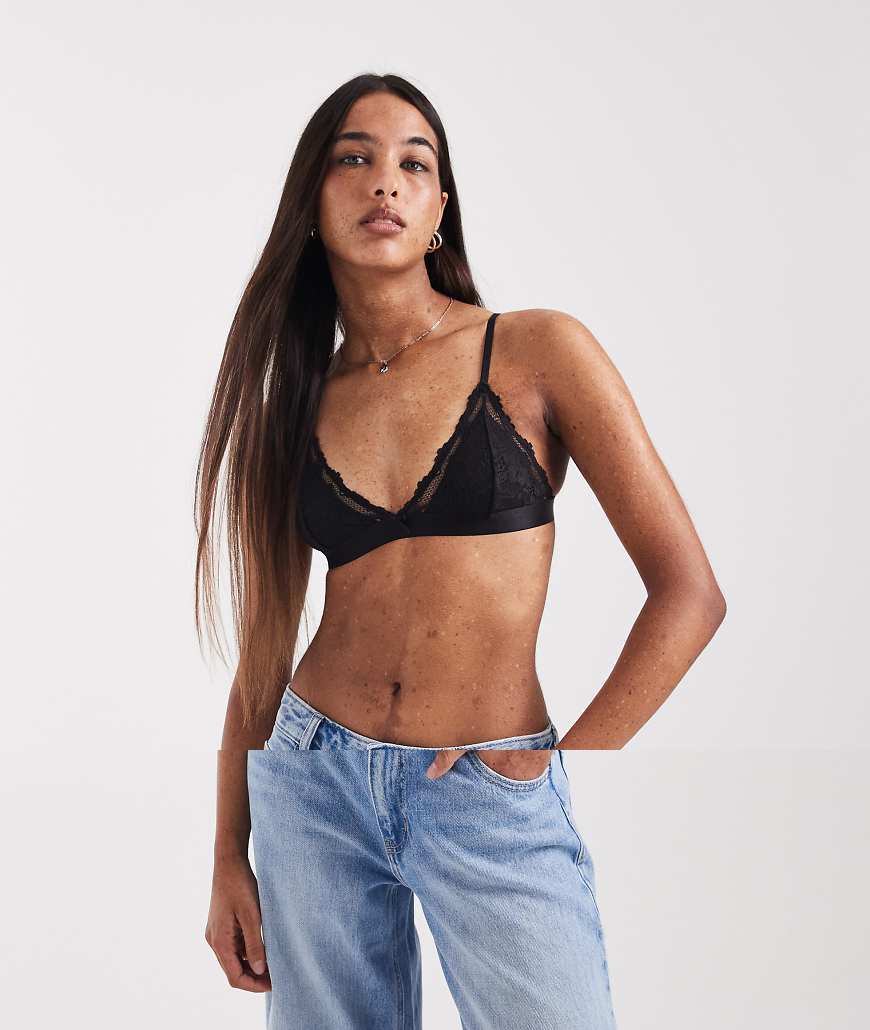 Cotton On 2 er-Pack wattierte Triangel-Bustiers aus Spitze in Schwarz und Cremeweiß-Bunt von Cotton On