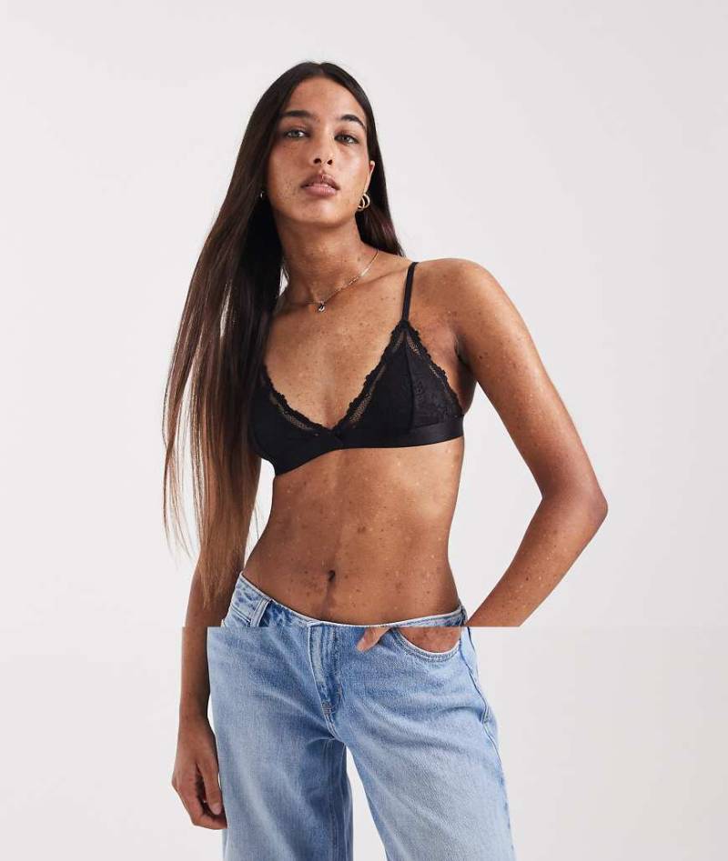 Cotton On 2 er-Pack wattierte Triangel-Bustiers aus Spitze in Schwarz und Cremeweiß-Bunt von Cotton On