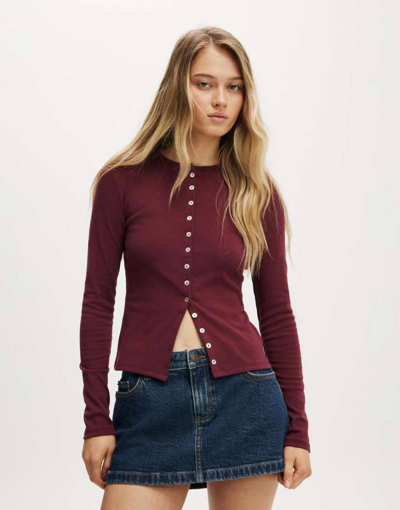 Cotton On - Bailey - Strickjacke in Burgunderrot mit Knopfdetail-Rotbraun von Cotton:On