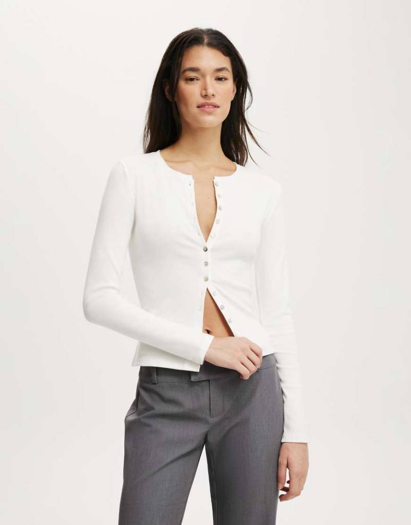 Cotton On - Bailey - Strickjacke in Weiß mit Knopfdetail von Cotton:On