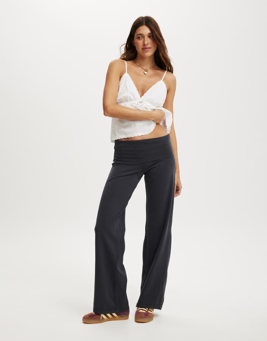 Cotton On - Bella - Hose in Anthrazit mit geradem Schnitt-Grau von Cotton On