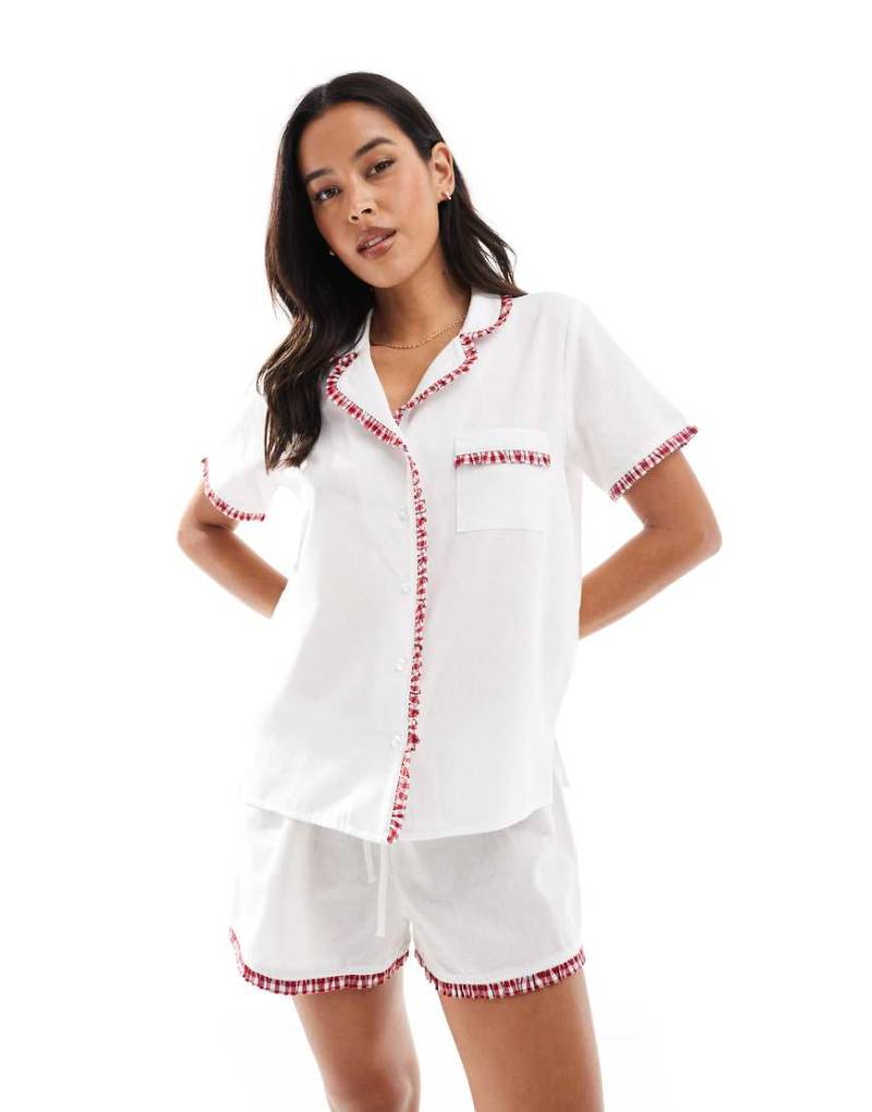 Cotton On - Body - Pyjama aus Webstoff in Kokosmilchweiß und warmem Kirschrot mit Rüschen-Bunt von Cotton On