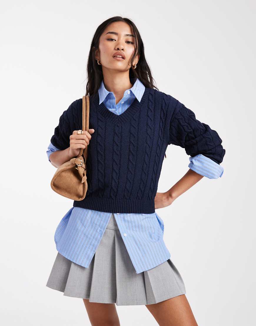 Cotton On - Cropped-Pullover aus Baumwolle in Moonlit Indigo mit Zopfmuster und V-Ausschnitt-Marineblau Cotton On - Cropped-Pullover aus Baumwolle in Moonlit Indigo mit Zopfmuster und V-Ausschnitt-Marineblau von Cotton On