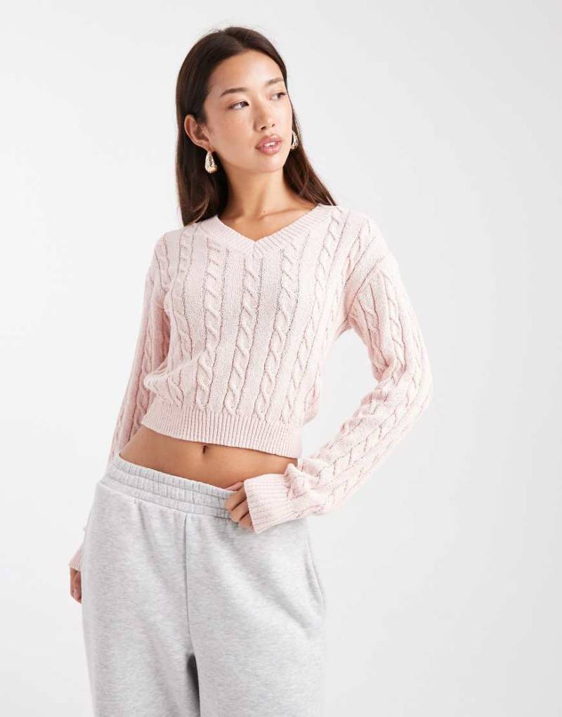 Cotton On - Cropped-Zopfstrickpullover aus Baumwolle in Pfingstrosenrosa mit V-Ausschnitt-Rot Cotton On - Cropped-Zopfstrickpullover aus Baumwolle in Pfingstrosenrosa mit V-Ausschnitt-Rot von Cotton On