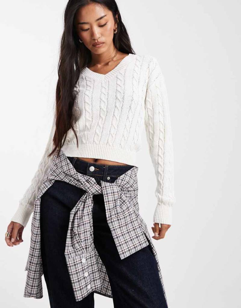 Cotton On - Cropped-Zopfstrickpullover aus Baumwolle in Porzellanweiß mit V-Ausschnitt von Cotton On