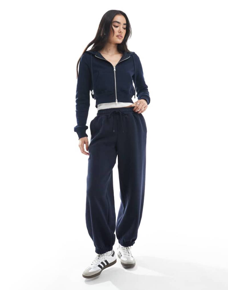 Cotton On - Gemütliche Boyfriend-Jogginghose in verwaschenem Total Eclipse mit Bündchen, Kombiteil-Marineblau von Cotton On