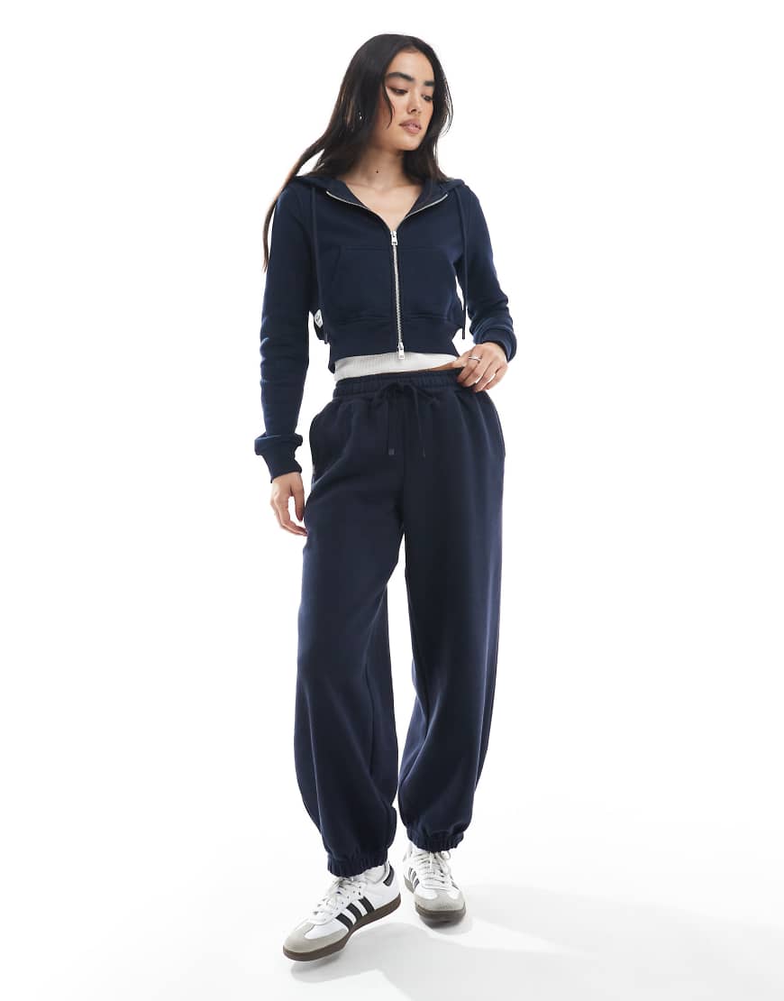 Cotton On - Gemütliche Boyfriend-Jogginghose in verwaschenem Total Eclipse mit Bündchen, Kombiteil-Marineblau von Cotton On