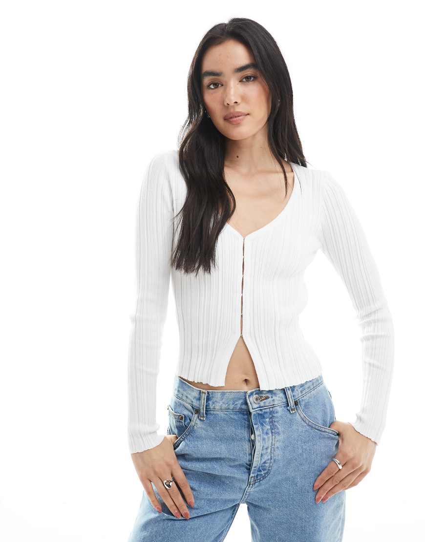 Cotton On - Gerippte Cropped-Fit-Strickjacke in Kokosweiß von Cotton On