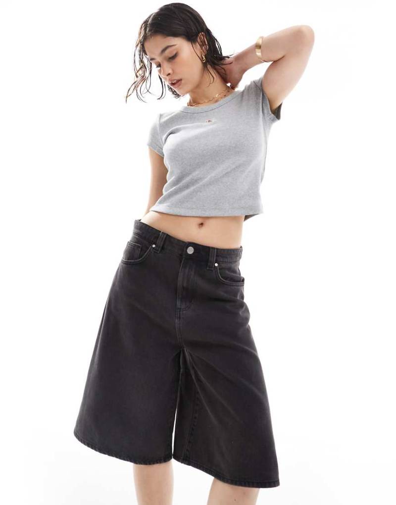 Cotton On - Jeans-Jorts in Schwarz mit Used-Optik und weitem Schnitt von Cotton On