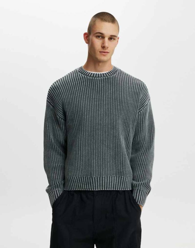 Cotton On - Kastiger Strickpullover in verwaschenem Schwarz mit Rundhalsausschnitt Cotton On - Kastiger Strickpullover in verwaschenem Schwarz mit Rundhalsausschnitt von Cotton On