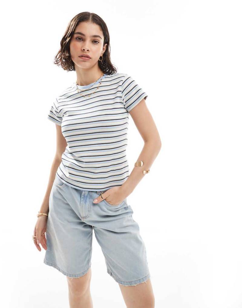 Cotton On - Knapp geschnittenes T-Shirt im 90er-Jahre-Stil mit Streifen in Serene Blue-Bunt von Cotton On