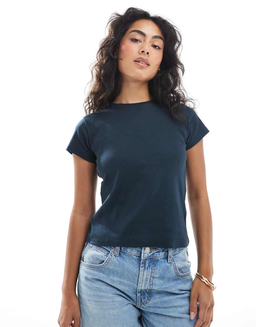 Cotton On - Knapp geschnittenes T-Shirt im 90er-Stil in Oxfordblau von Cotton:On