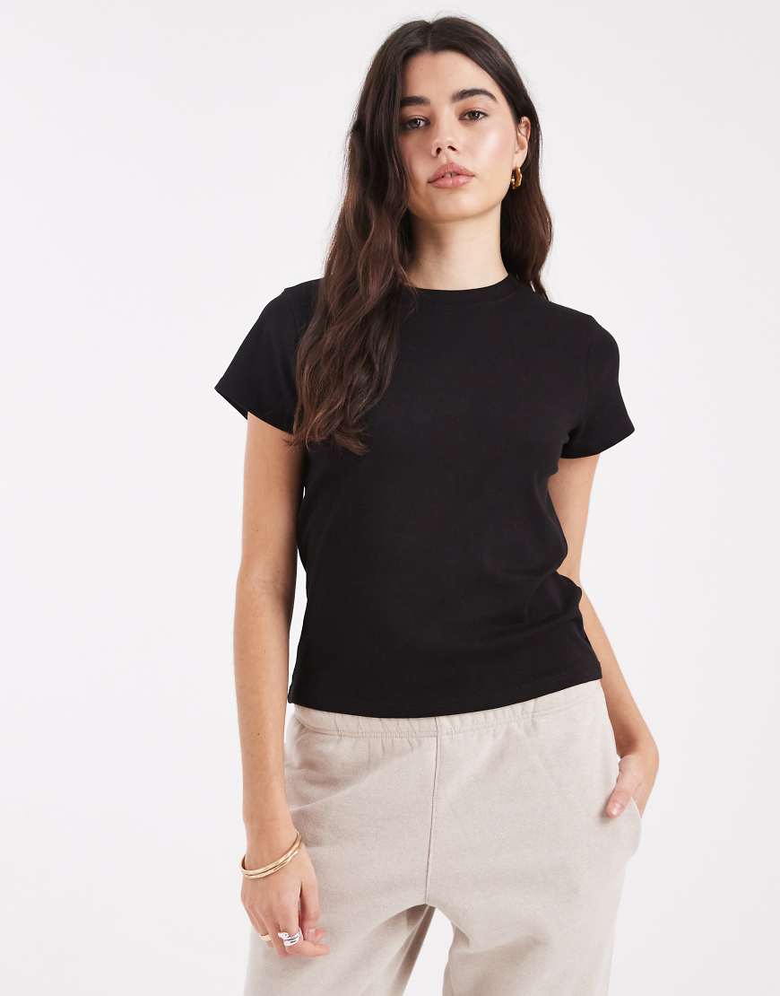 Cotton On - Knapp geschnittenes T-Shirt im 90er-Stil in Schwarz von Cotton:On