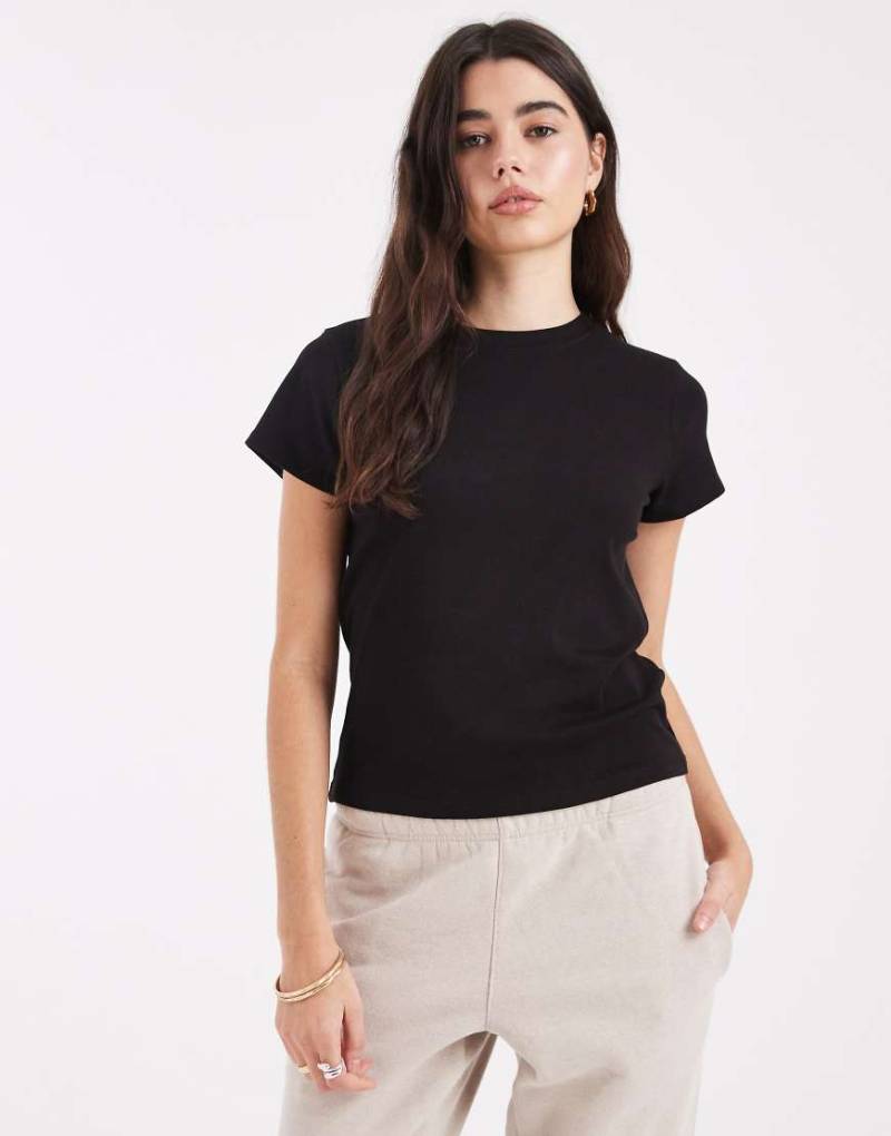 Cotton On - Knapp geschnittenes T-Shirt im 90er-Stil in Schwarz von Cotton:On