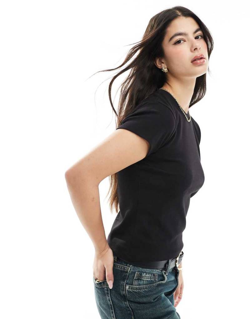 Cotton On - Knapp geschnittenes T-Shirt im 90er-Stil in Schwarz von Cotton On