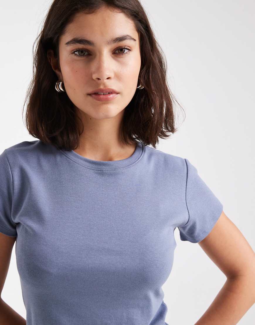 Cotton On - Knapp geschnittenes T-Shirt im 90er-Stil in Unwetter-Blau von Cotton On