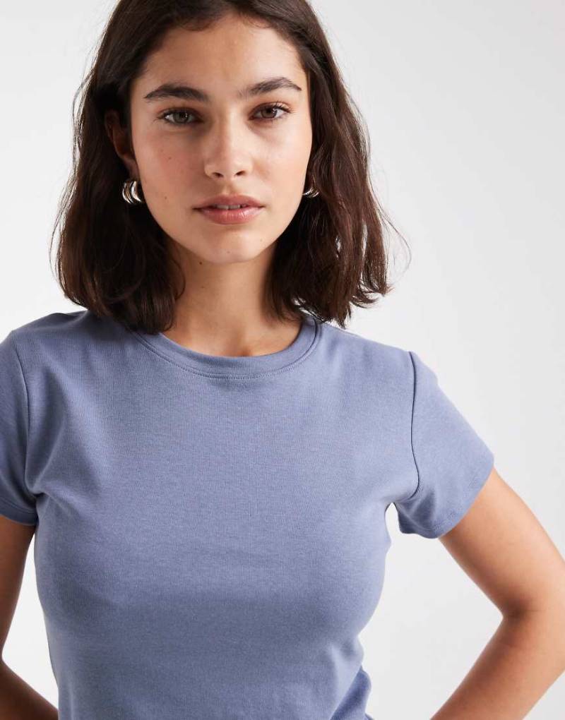 Cotton On - Knapp geschnittenes T-Shirt im 90er-Stil in Unwetter-Blau von Cotton On