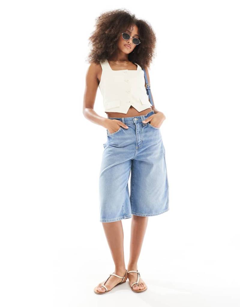 Cotton On - Lange Jeans-Shorts in Blau im 90er-Stil von Cotton:On