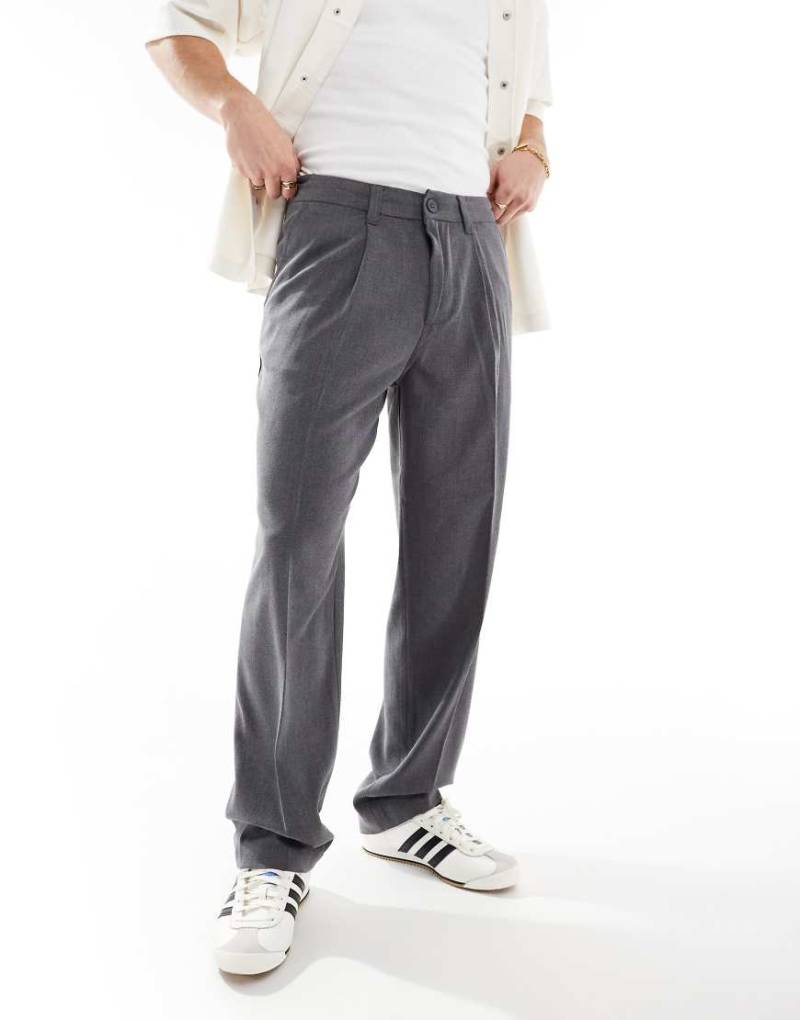 Cotton On - Locker geschnittene, elegante Hose in Anthrazit mit Bundfalten-Grau von Cotton On