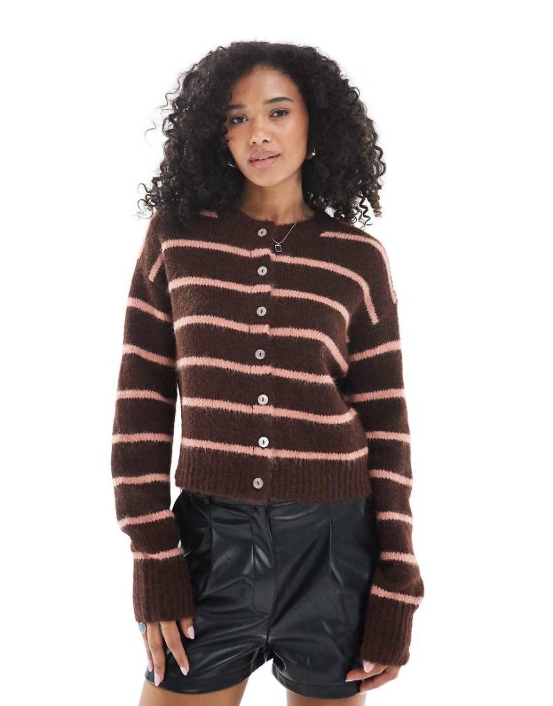 Cotton On - Lofty Luxe - Strickjacke in Amerikanische Eiche mit Rundhalsausschnitt-Bunt von Cotton On