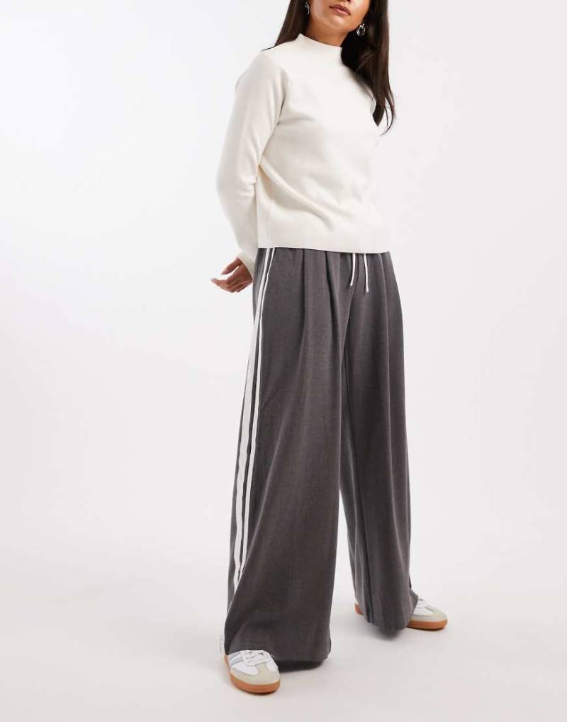 Cotton On - Luis - Anzug-Schlupfhose in Anthrazit mit sportlichen Seitenstreifen-Grau von Cotton On