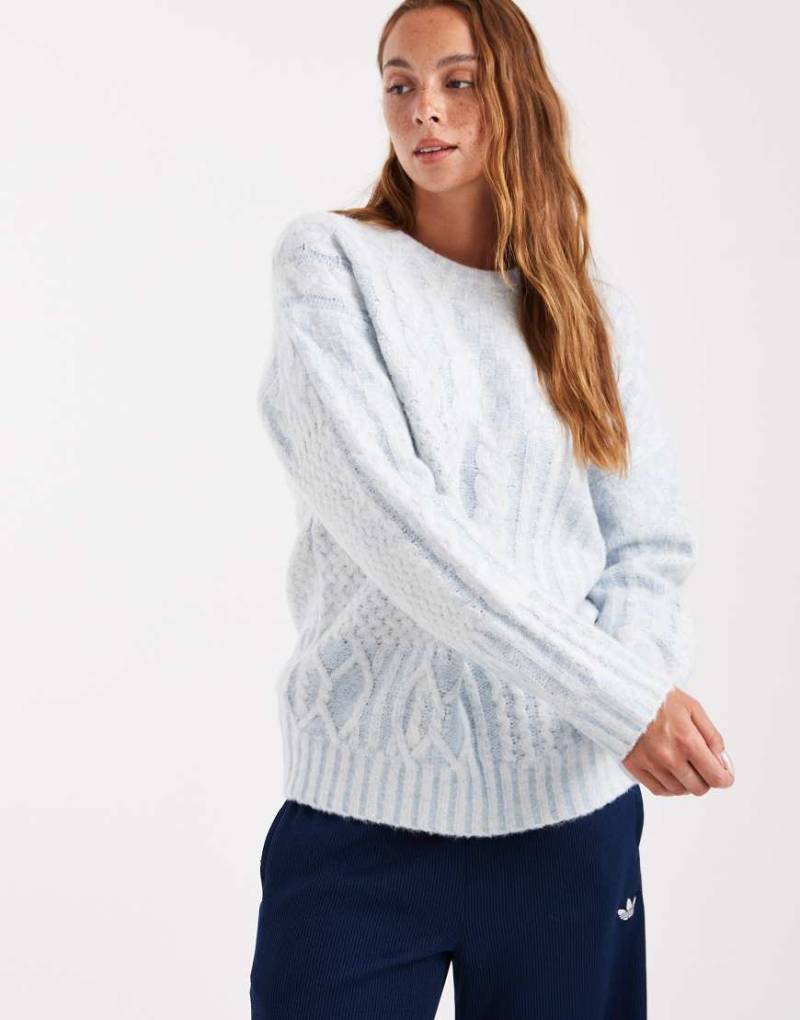 Cotton On - Luxuriöser Pullover in Blassblau mit Rundhalsausschnitt von Cotton:On