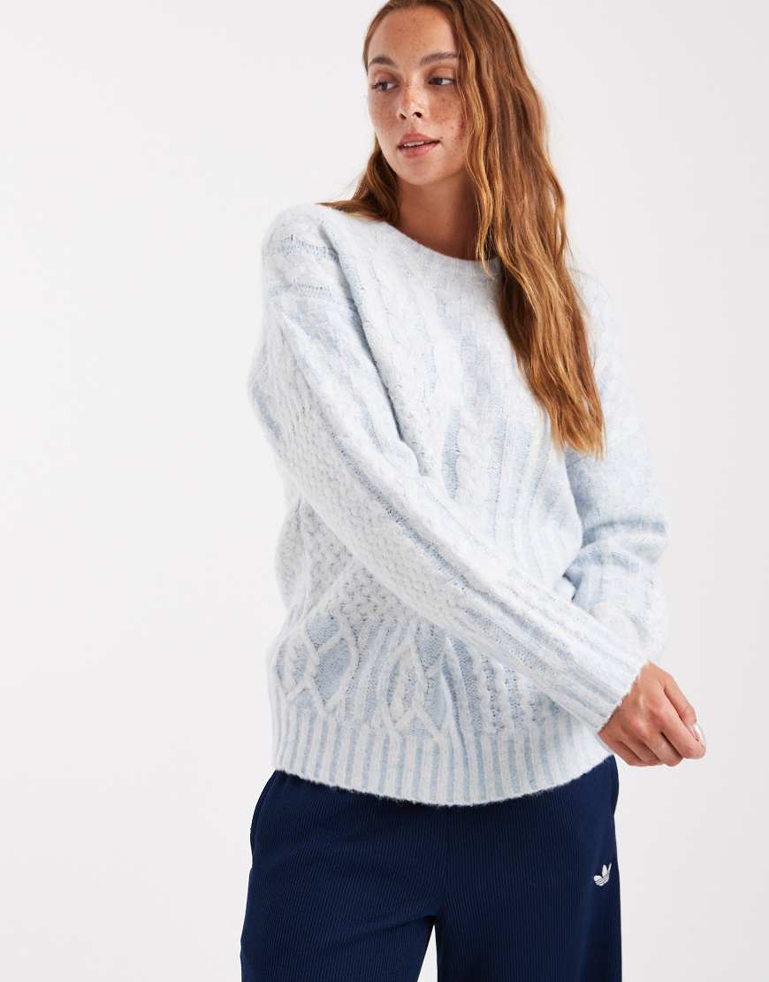 Cotton On - Luxuriöser Pullover in Blassblau mit Rundhalsausschnitt von Cotton:On