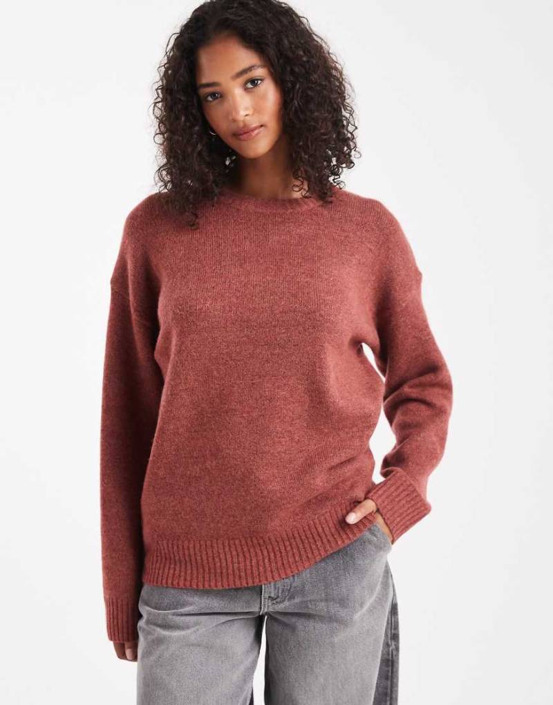 Cotton On - Luxuriöser Pullover in rostigem Lehmrot mit Rundhalsausschnitt von Cotton On