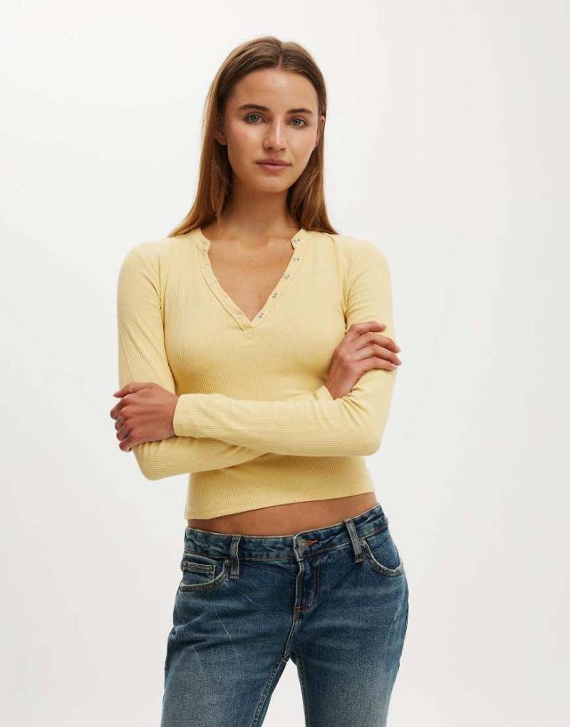 Cotton On - Ryan - Langärmliges Henley-Shirt in Gold-Goldfarben von Cotton On