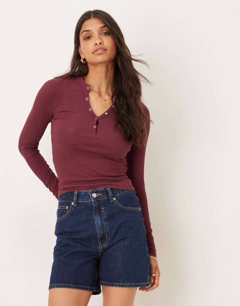 Cotton On - Ryan - Langärmliges Henley-T-Shirt in Burgunderrot-Rotbraun von Cotton On