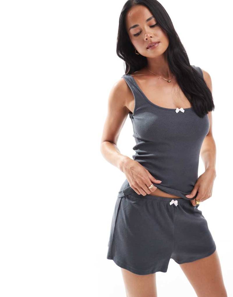 Cotton On - Schlaf-Tanktop im Stil der 90er in verwaschenem Schwarz von Cotton On