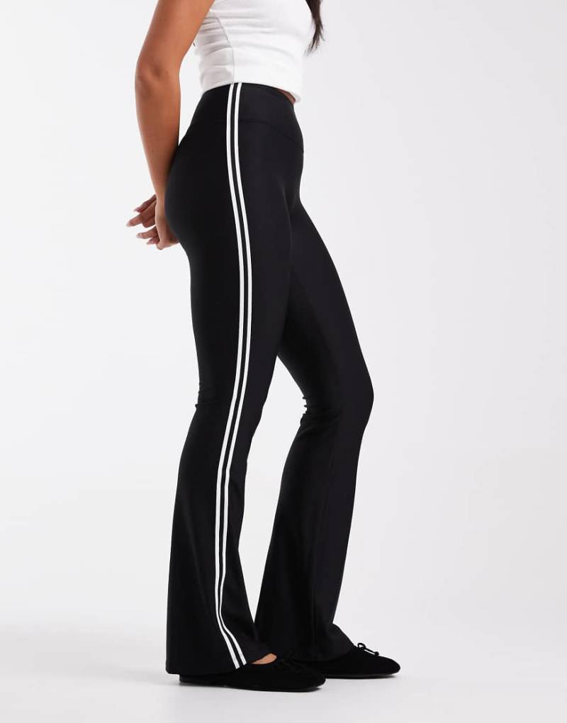 Cotton On - Schlaghose in Schwarz mit Streifen und Fleece-Futter von Cotton On