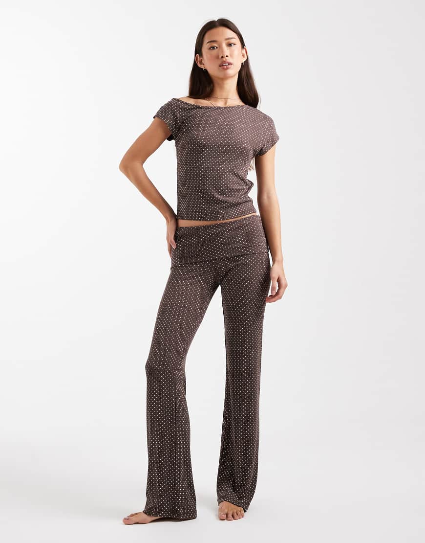 Cotton On - Sleep Recover - Hose mit umgeschlagenem Taillenbund in Dunkel-Taupe mit Punktemuster-Bunt von Cotton On