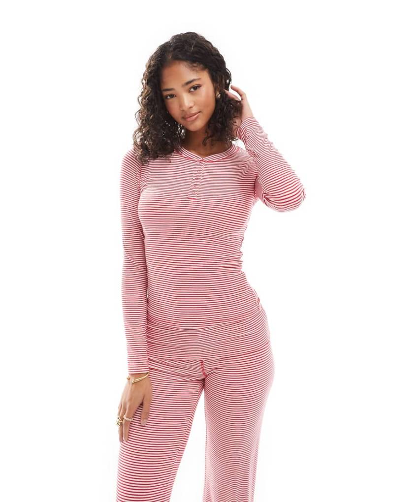 Cotton On - Sleep Recovery - Langärmliges Henley-Pyjamashirt in Rot und Weiß gestreift, Kombiteil-Bunt von Cotton On
