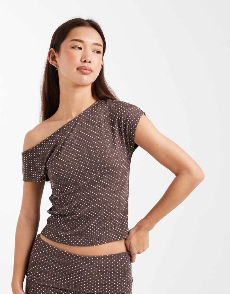 Cotton On - Sleep Recovery - Locker geschnittenes Off-Shoulder-Oberteil in Dunkel-Taupe mit Punktemuster-Bunt von Cotton On
