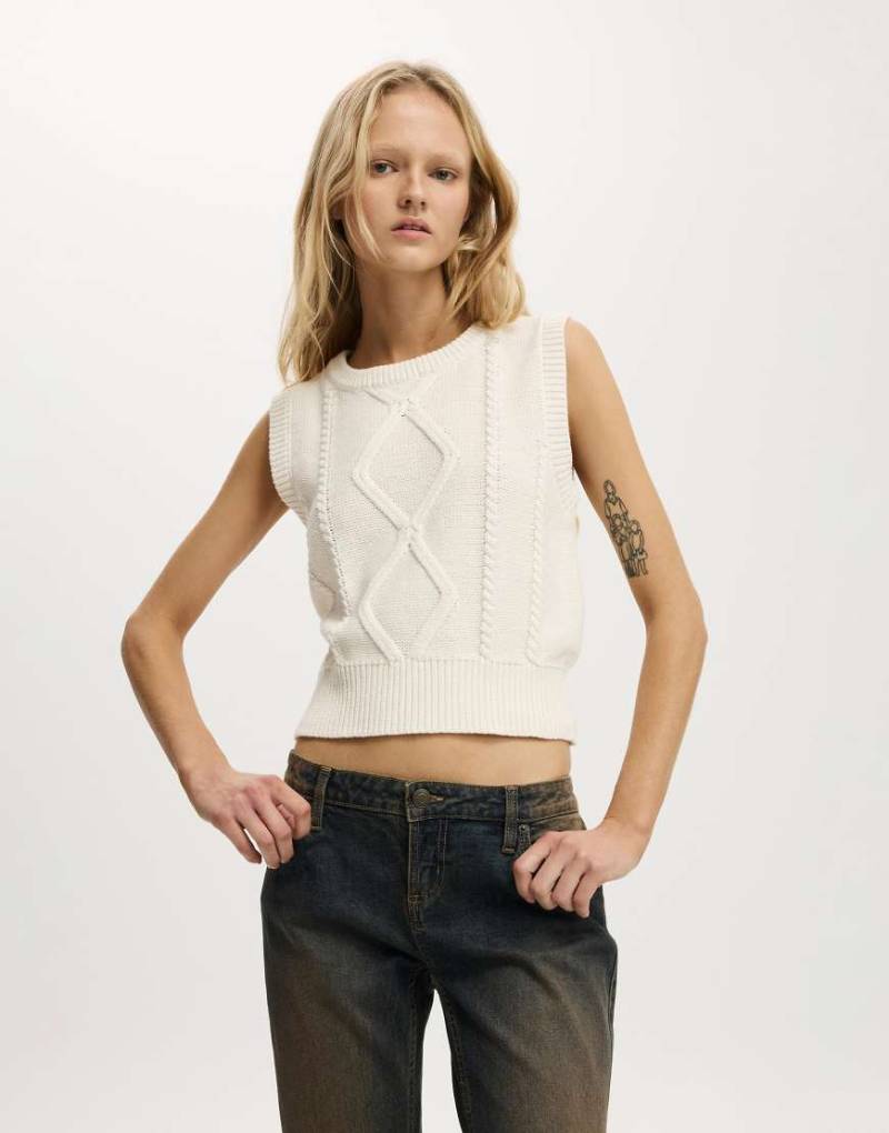 Cotton On - Strick-Trägertop in Porzellanweiß mit Zopfmuster von Cotton On